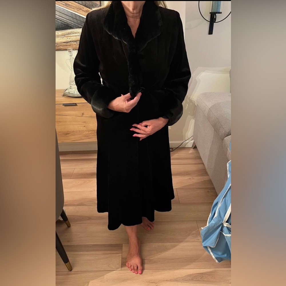 Long black coat with collar. A beautiful coat for the winter to keep you warm.